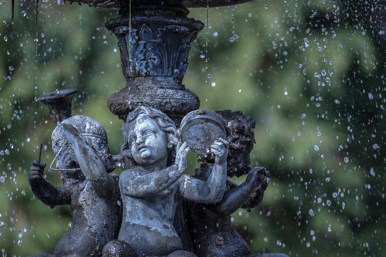 Solar-powered water fountains